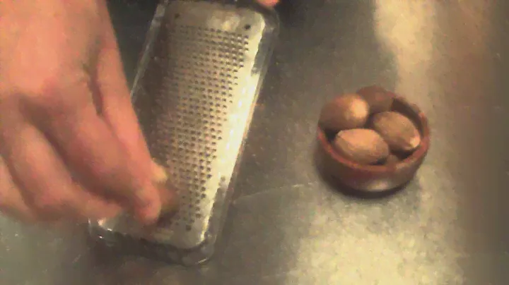 how to grate nutmeg