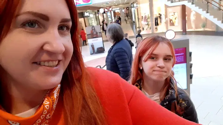 Шоппинг в т/ц Spice👩‍👧‍👦 . Камилла выбирает себе моднявые вещи😜